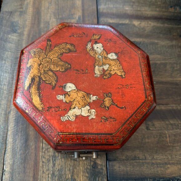 Chinese red lacquer box, antique, hand-painted children, calligraphy interior - Picture 1 of 5